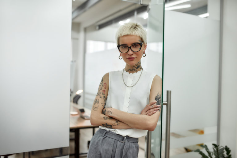 femme avec un style alternatif