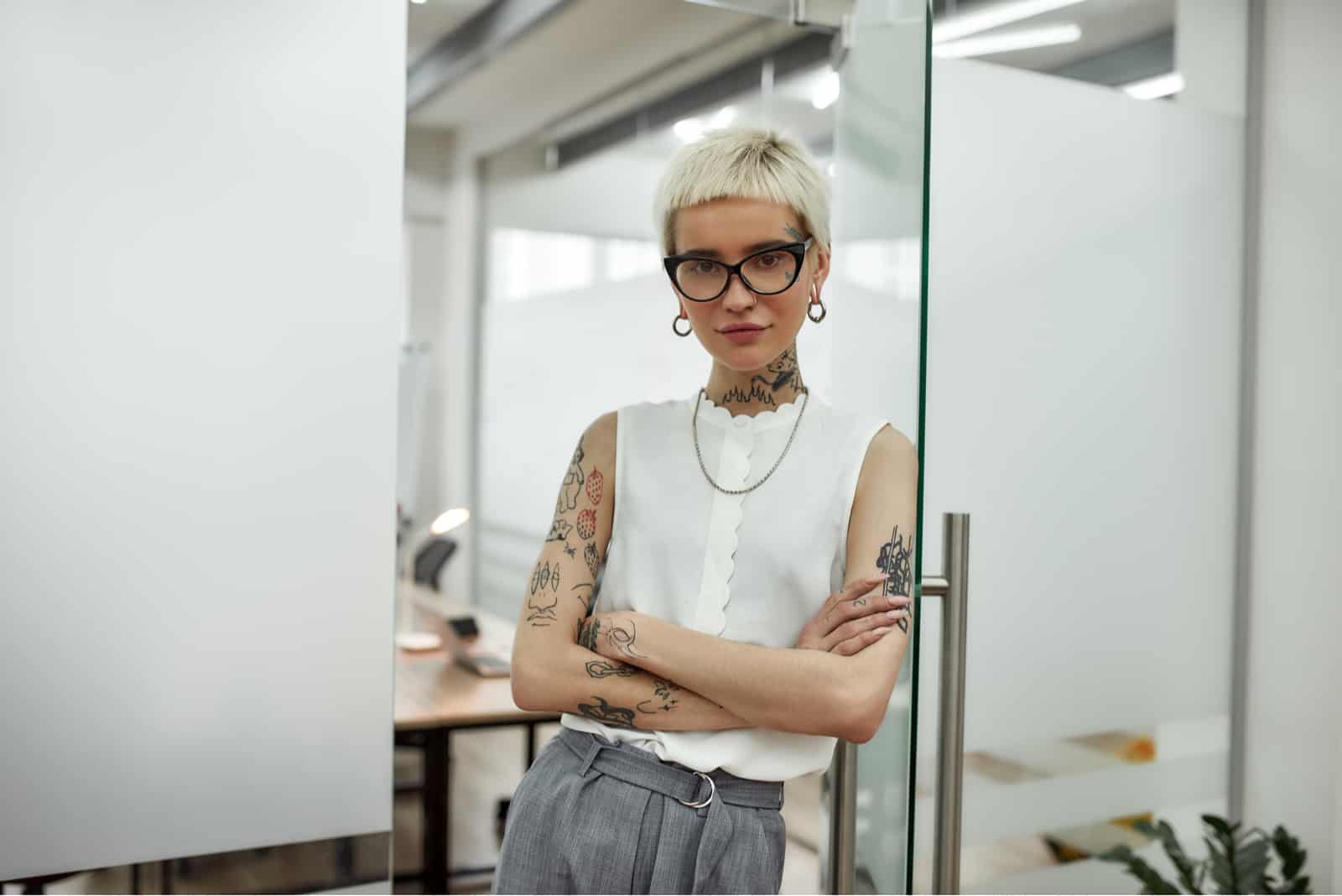 femme avec un style alternatif
