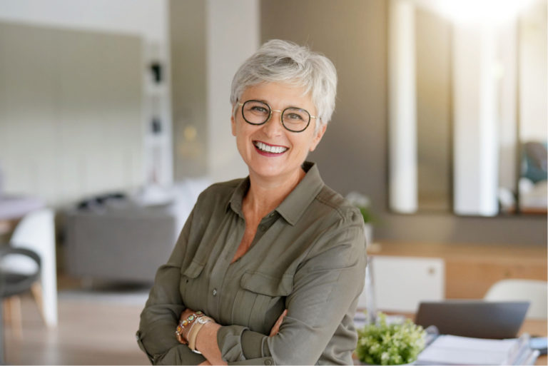 femme d'âge moyen souriant