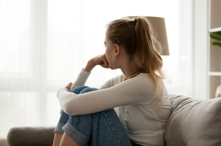 femme assise sur un canapé