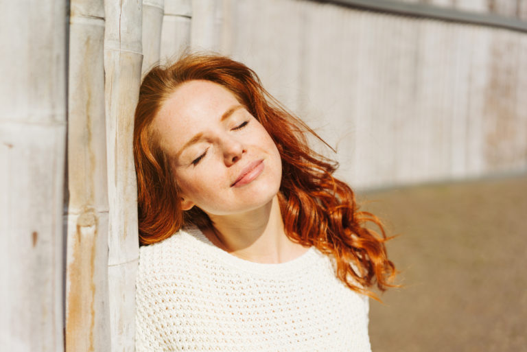 belle femme prenant le soleil