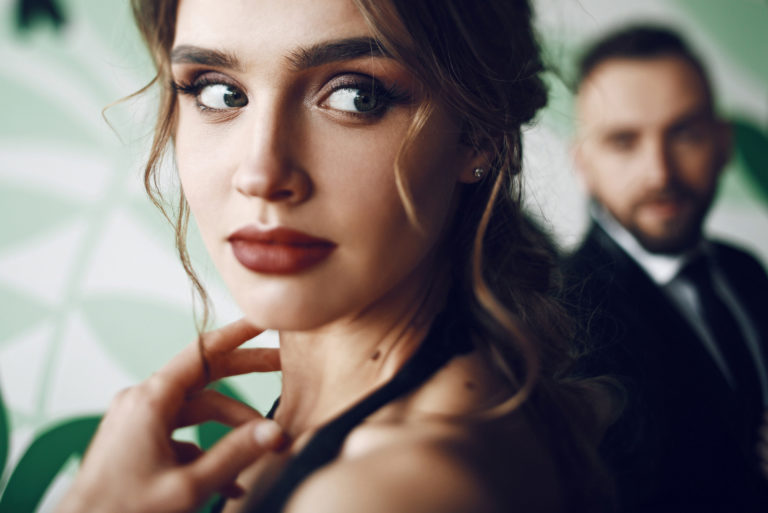 belle femme et un homme en arrière-plan
