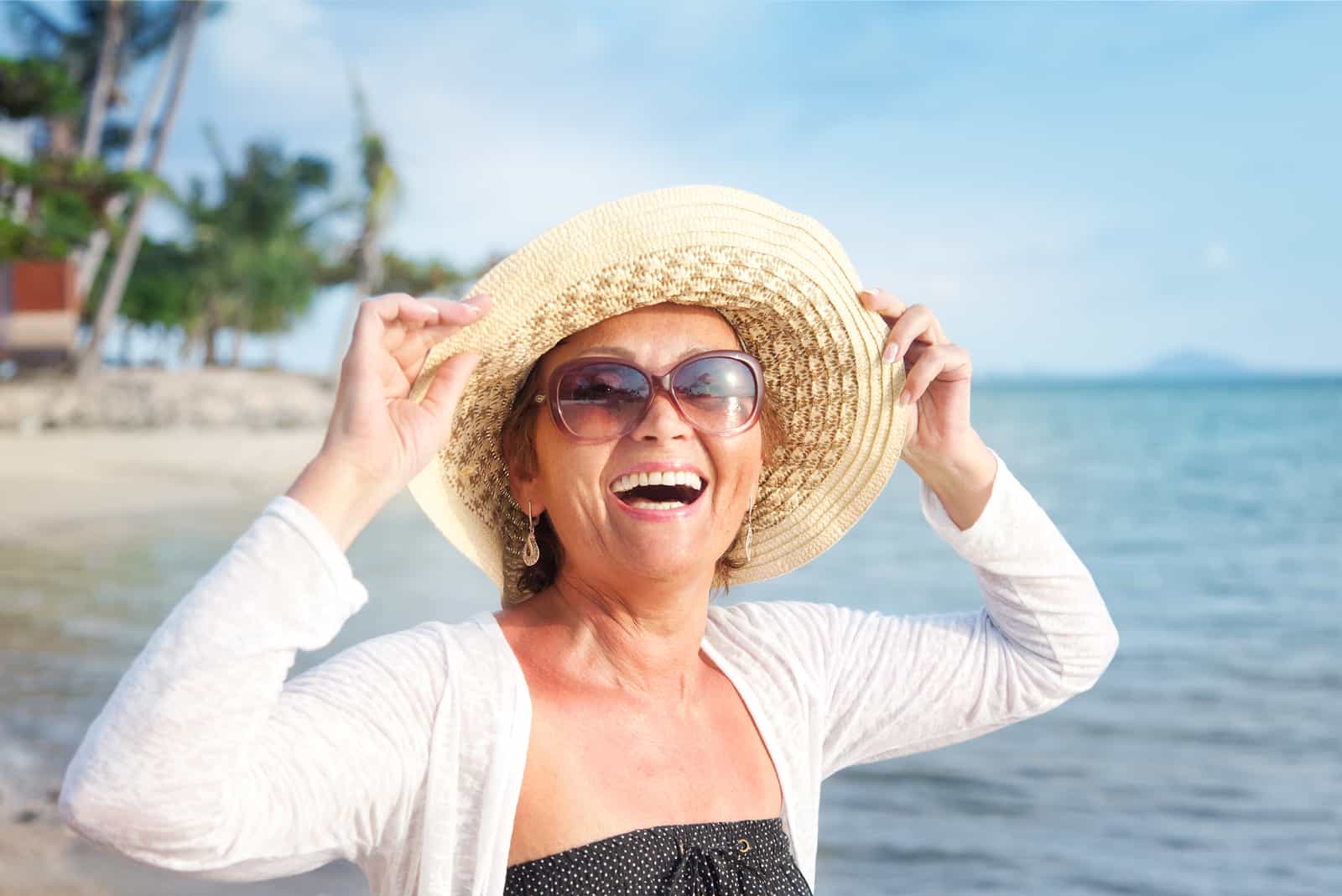 Femme de 50 ans s'amusant à la plage