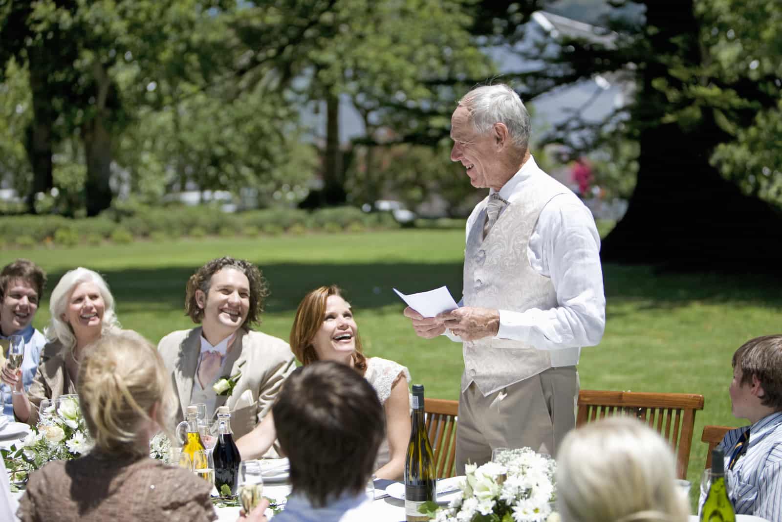 Homme âgé faisant un discours lors d'une réception de mariage