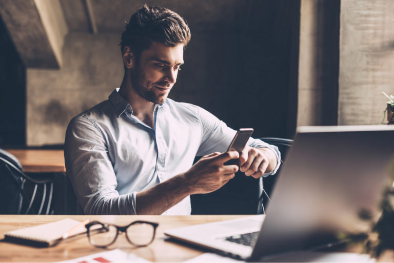 homme lisant des textes pendant le travail