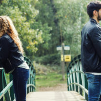 couple éloigné sur un pont