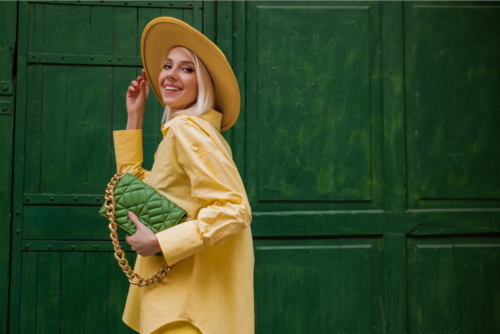 femme dans une tenue color block