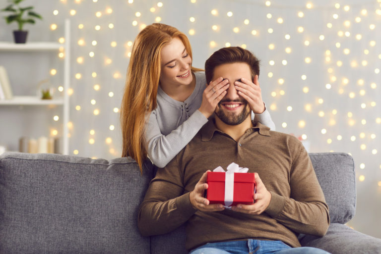 petite amie petit ami surprenant avec cadeau