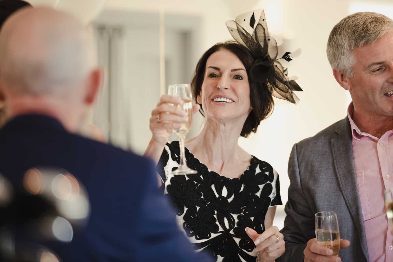 Les parents de la mariée portent un toast à leur fille et à leur gendre le jour de leur mariage