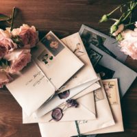 lettres d'amour scellées et fleurs