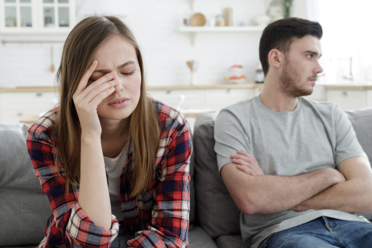 femme triste qui pleure à côté de son mari