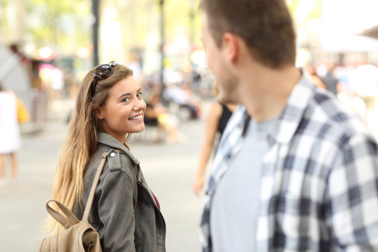 homme et femme se regardant dans la rue
