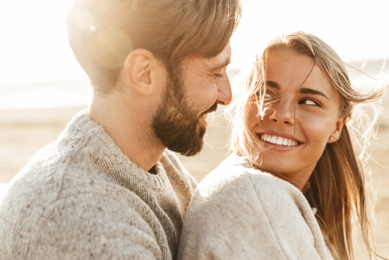 couple qui se regarde dans les yeux