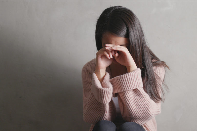 femme qui pleure seule