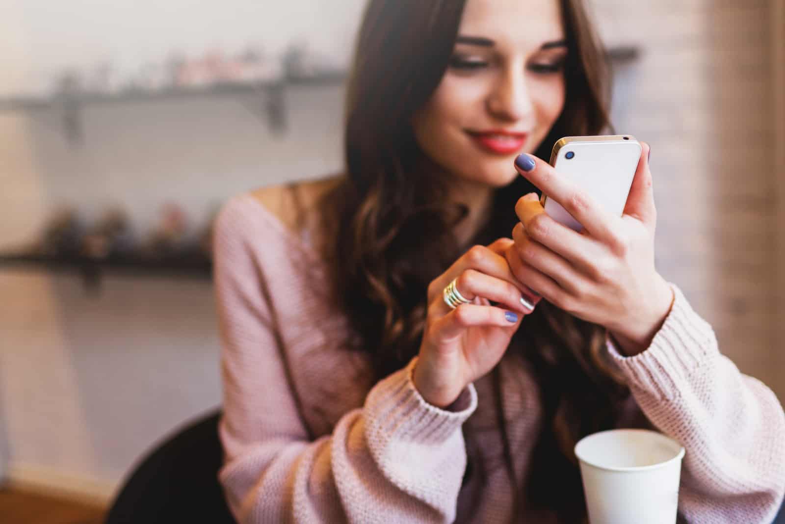 femme textos au téléphone