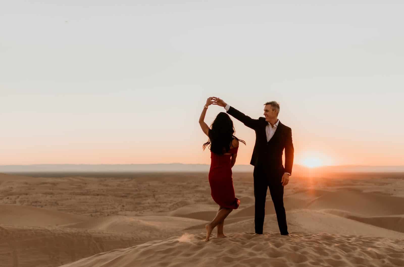 couple dansant dans un désert