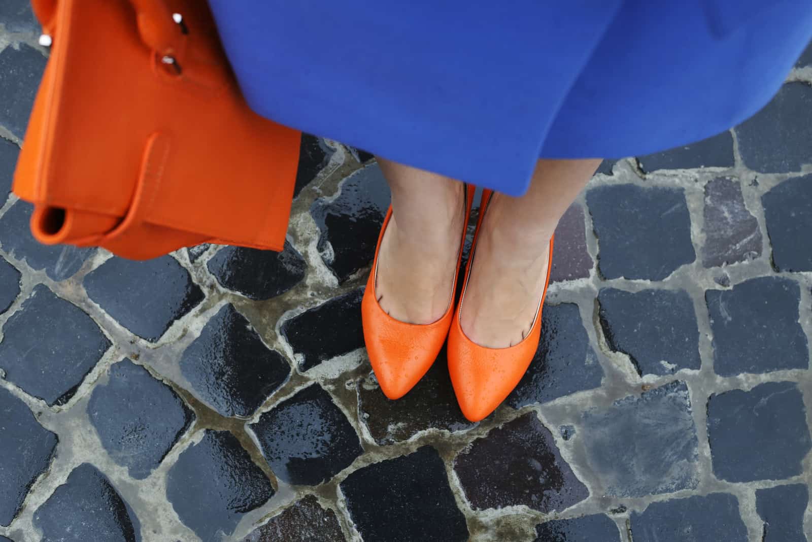 femme avec des chaussures orange et une robe bleue