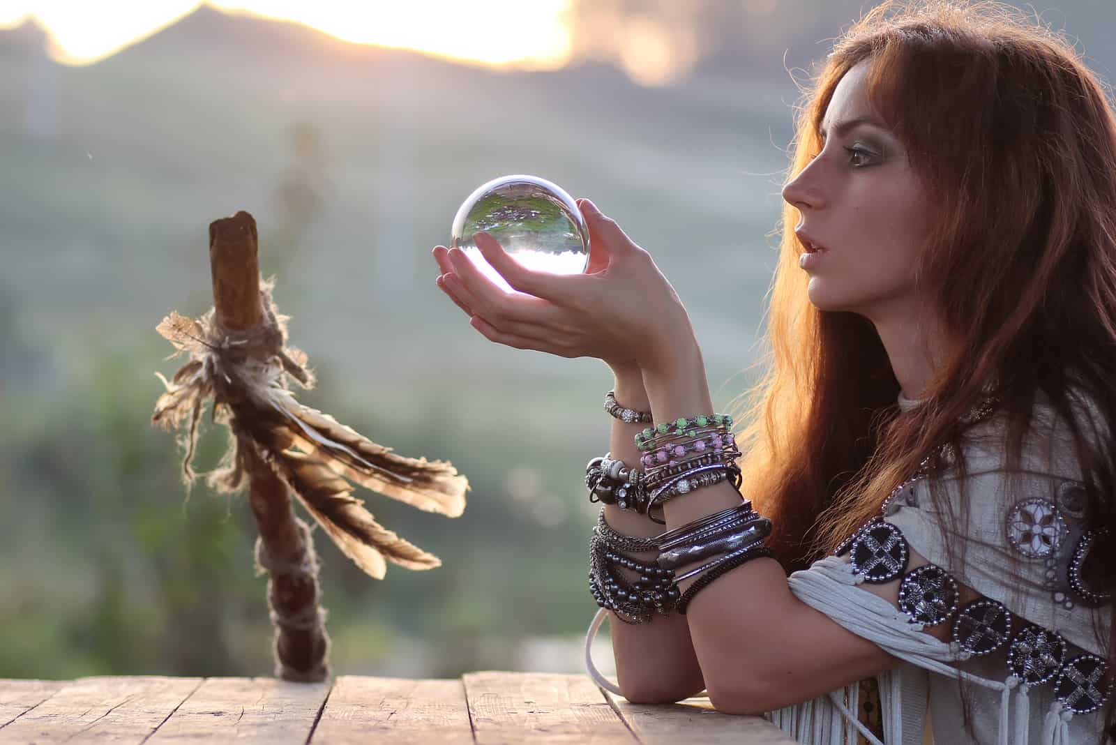 femme avec une boule de cristal magique essayant de voir l'avenir