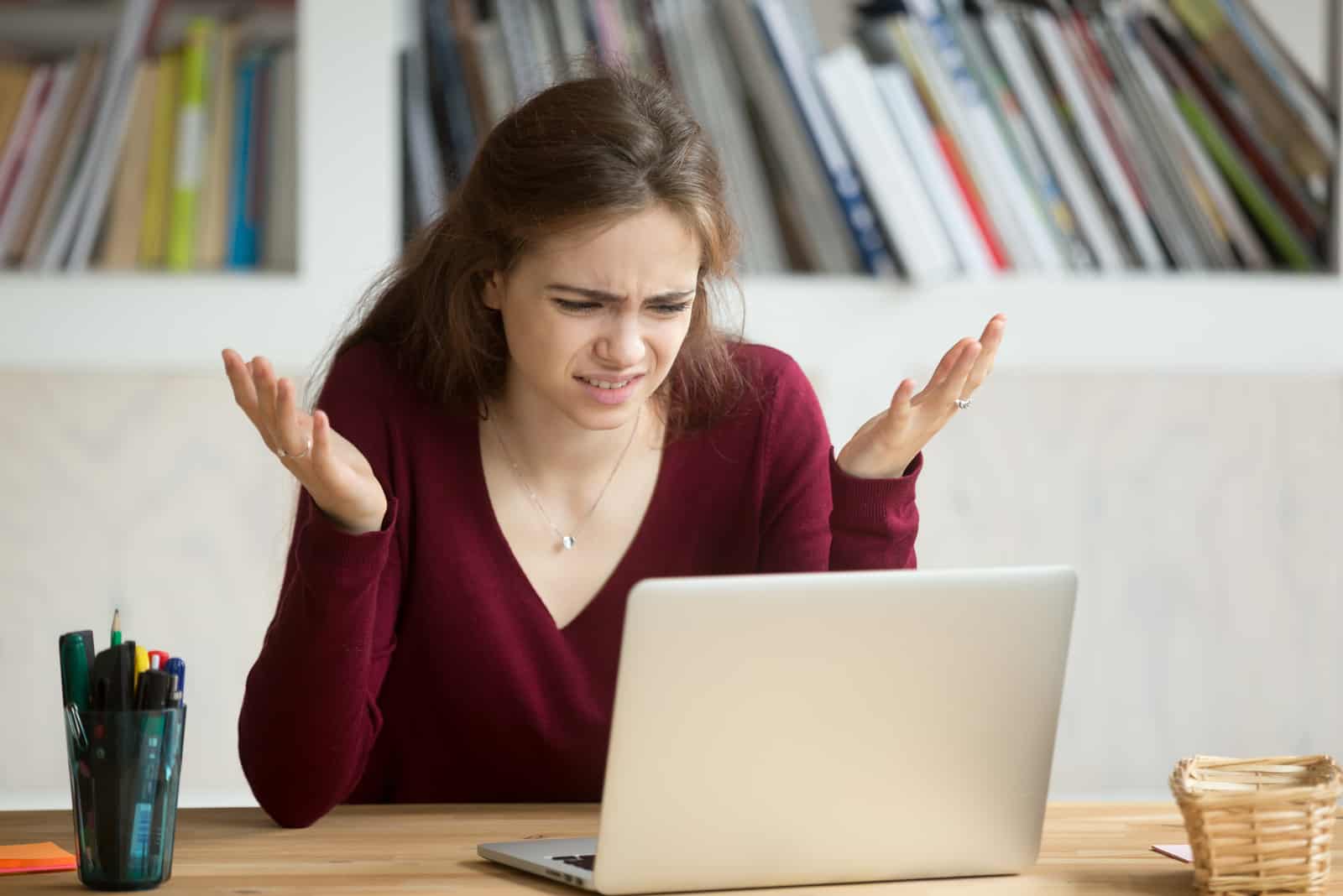 femme en colère sur son ordinateur portable
