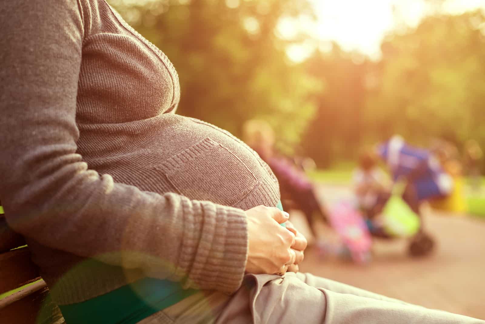 femme enceinte assise dans le parc