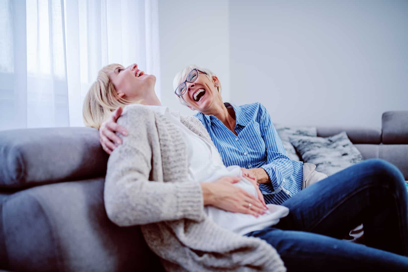 femme enceinte riant avec sa mère
