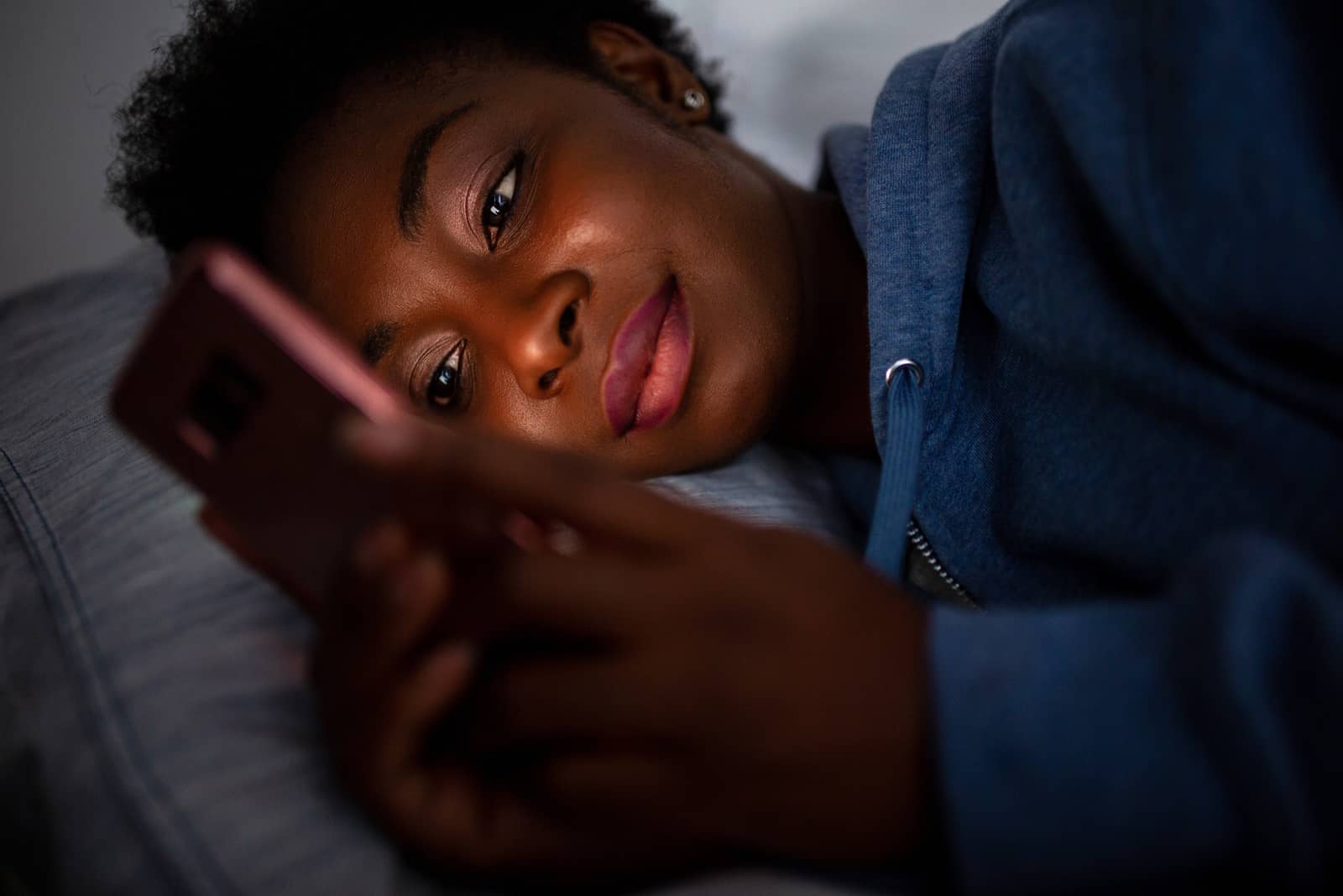 femme lisant des SMS la nuit