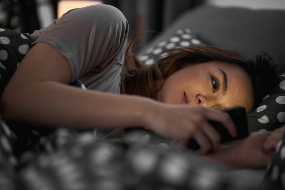 Les 48 SMS Qui Font Tomber Amoureux À Envoyer Tard Le Soir