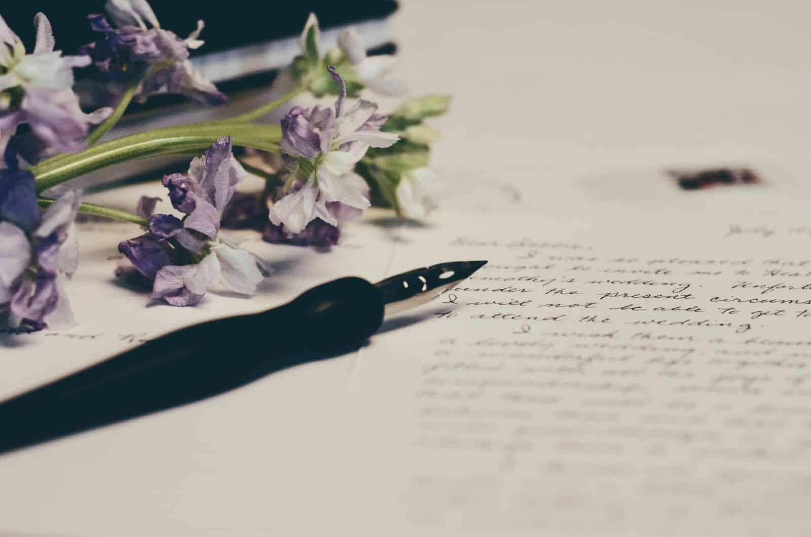 fleurs et stylo sur papier