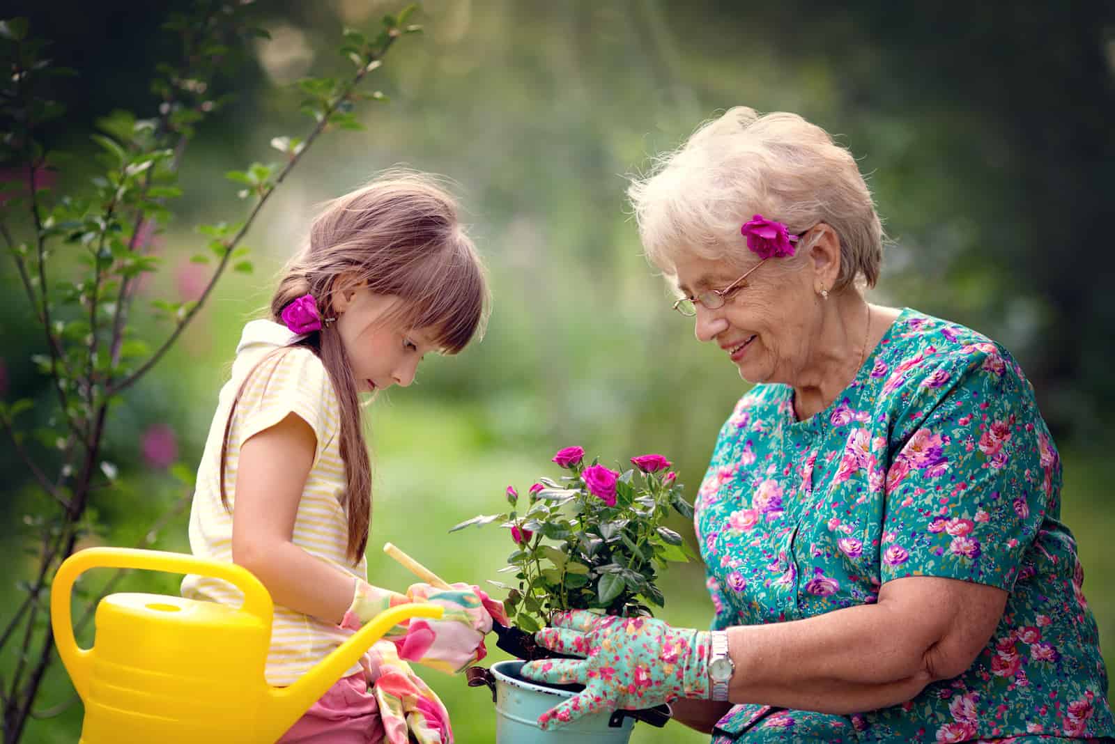 grand-mère et petite-fille jardinant ensemble