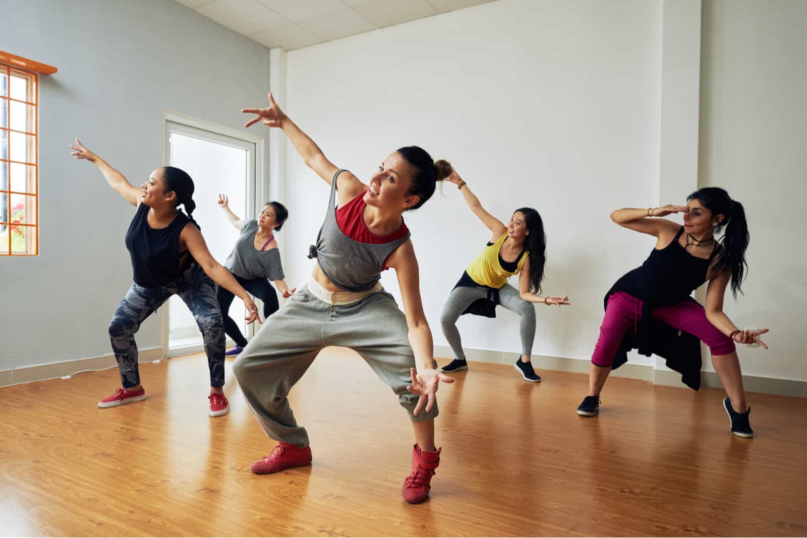 groupe de femme dansant dans les cours de danse