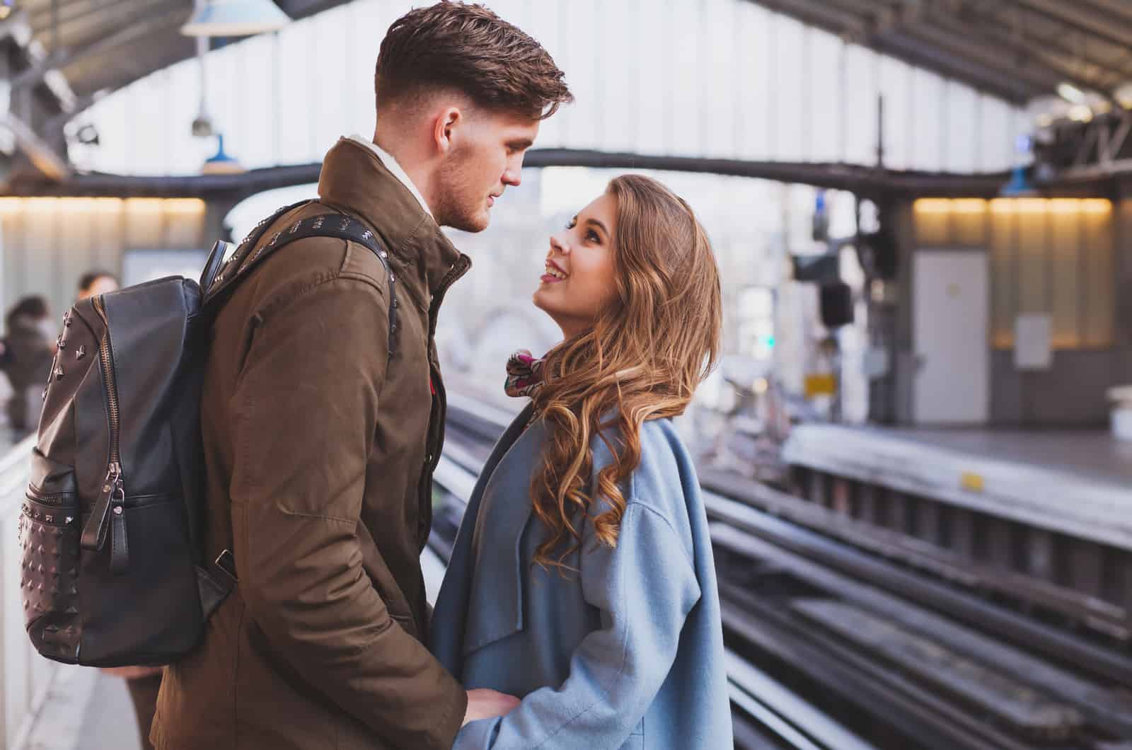jeune couple dans une gare