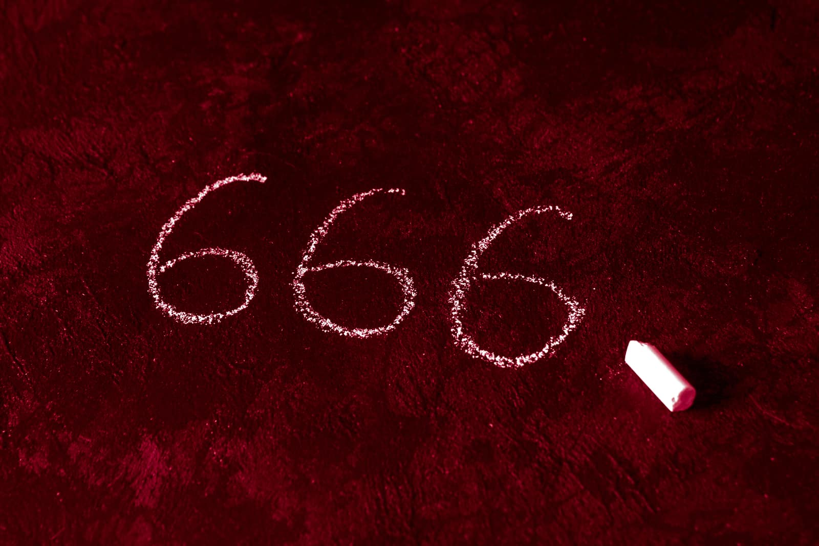 numéro 666 écrit à la craie