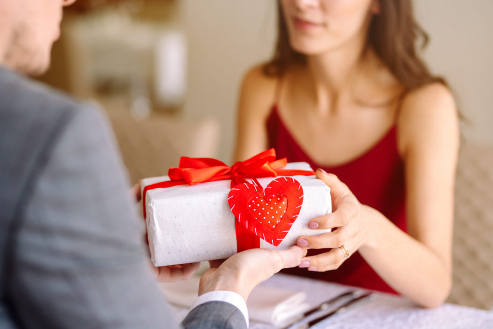 Les Cadeaux Symboliques Pour Un An De Relation La Liste 2022