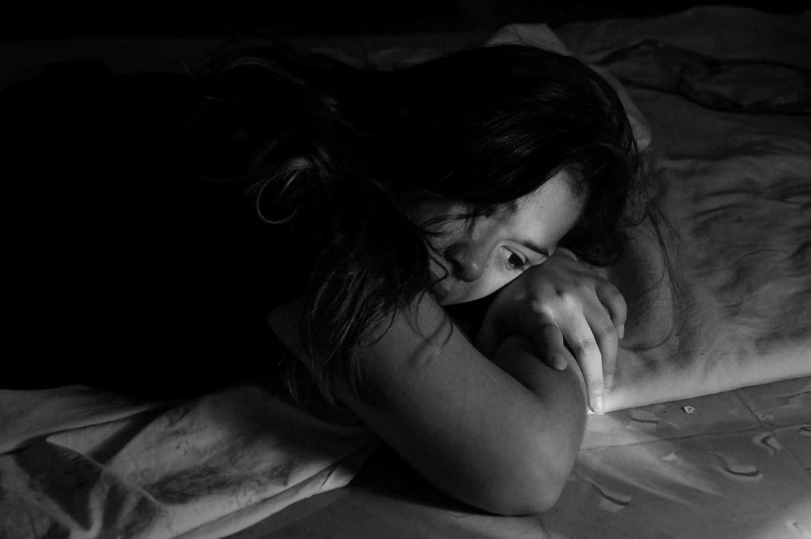 photo noir et blanc d'une femme triste