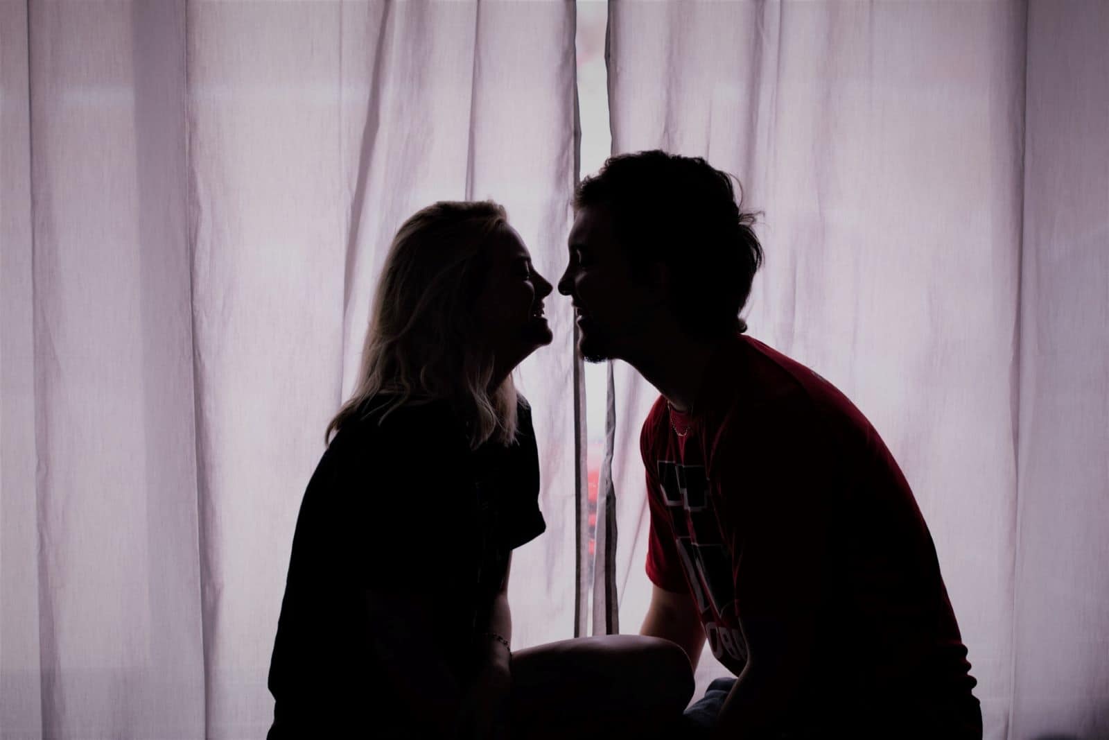 silhouette d'un couple sur le point de s'embrasser
