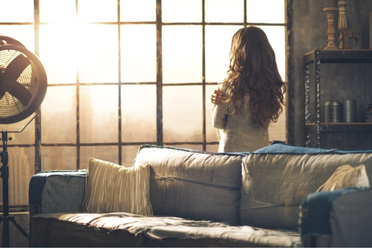 jeune femme regardant par la fenêtre