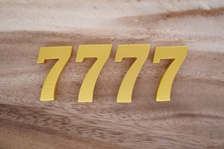 N° 7777 sur socle en bois