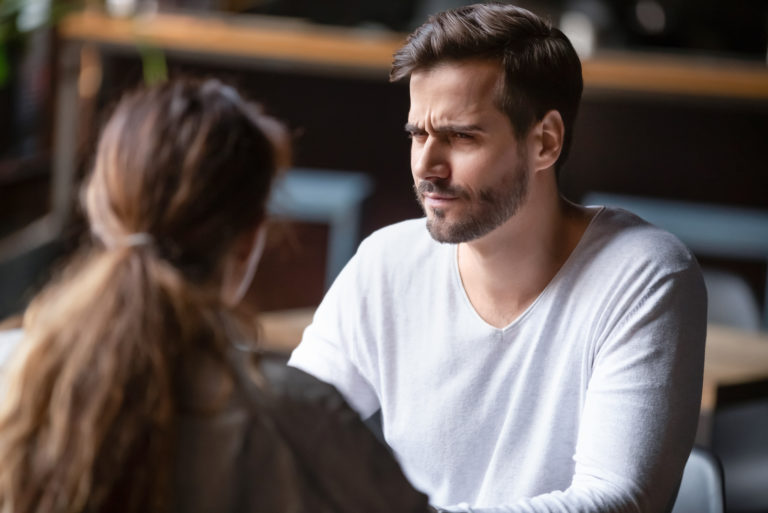 l'homme regarde la femme avec confusion