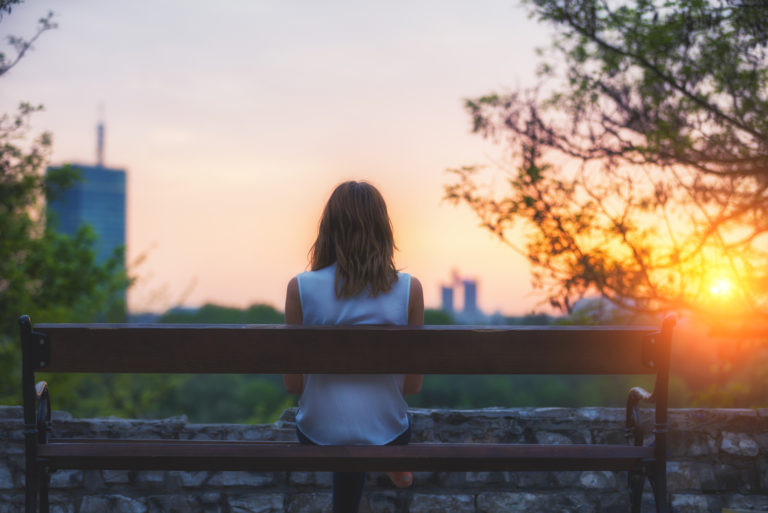 femme assise sur un banc dans le parc