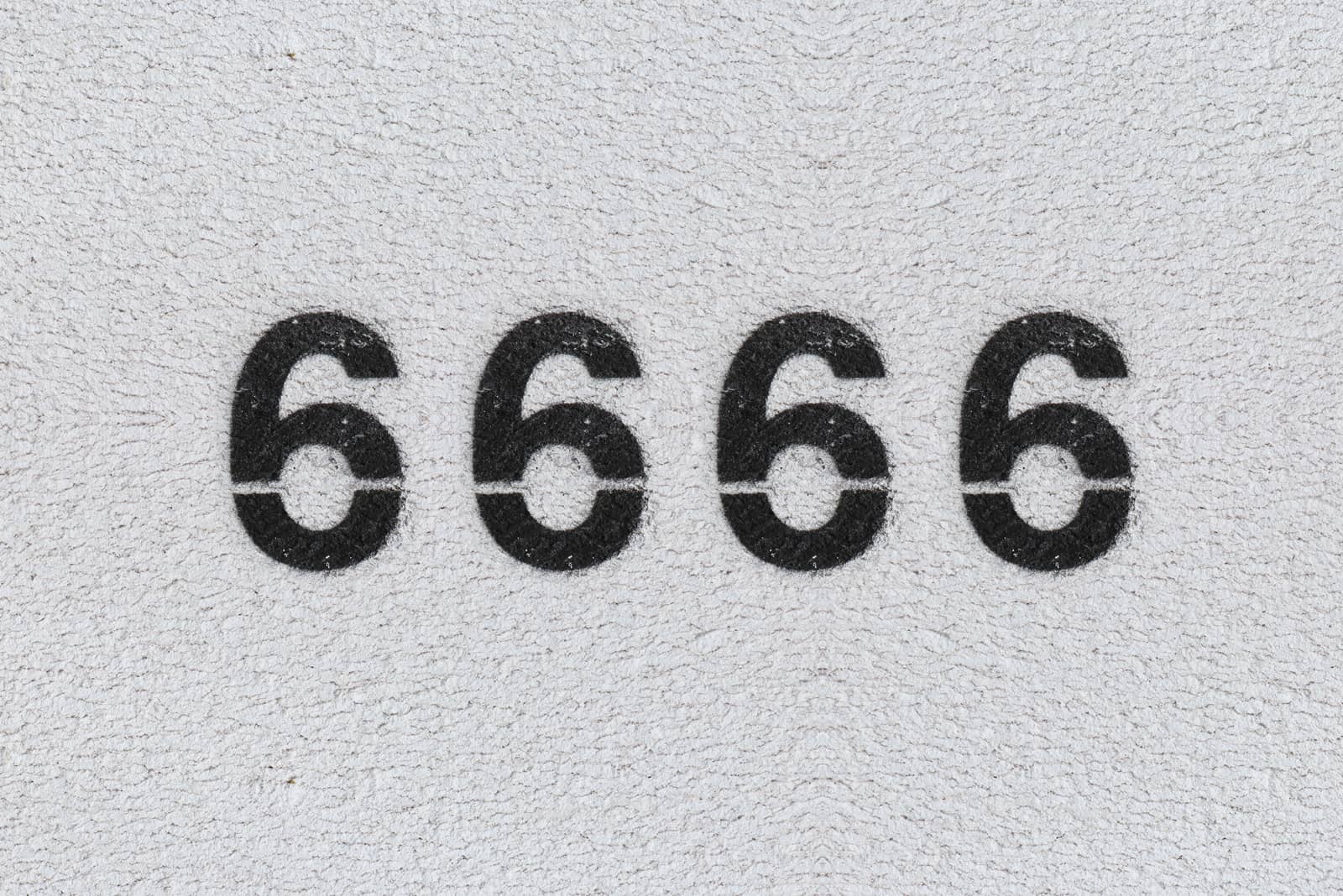 Numéro 6666 écrit avec de la peinture en aérosol