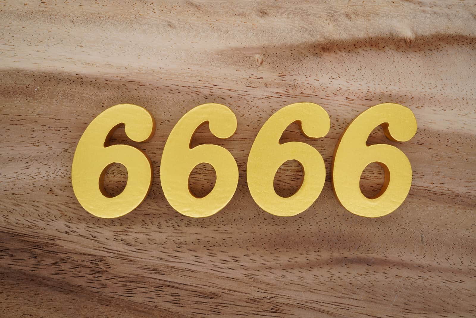Numéro 6666 sur un fond de bois