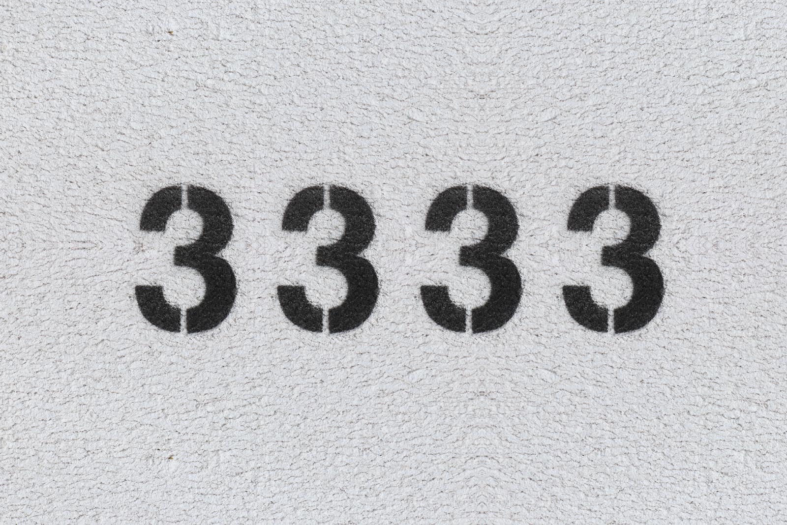 Numéro noir 3333 sur mur gris