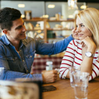 couple flirtant au café