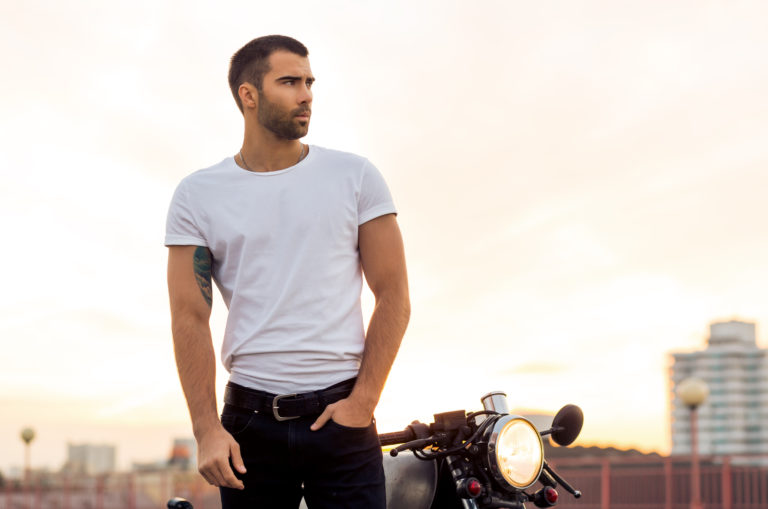 un bel homme cavalier dans un T-shirt blanc vierge laisse