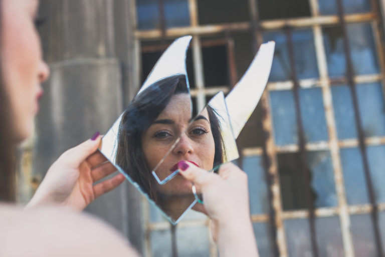 la femme regarde le verre brisé