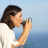 femme buvant du thé