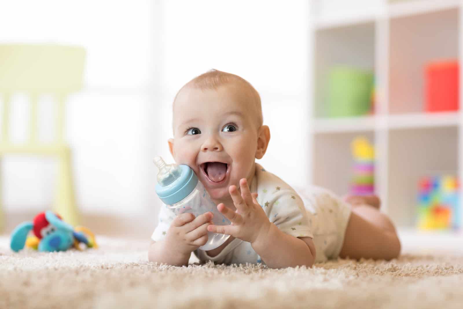 bébé jouant avec des jouets sur le sol