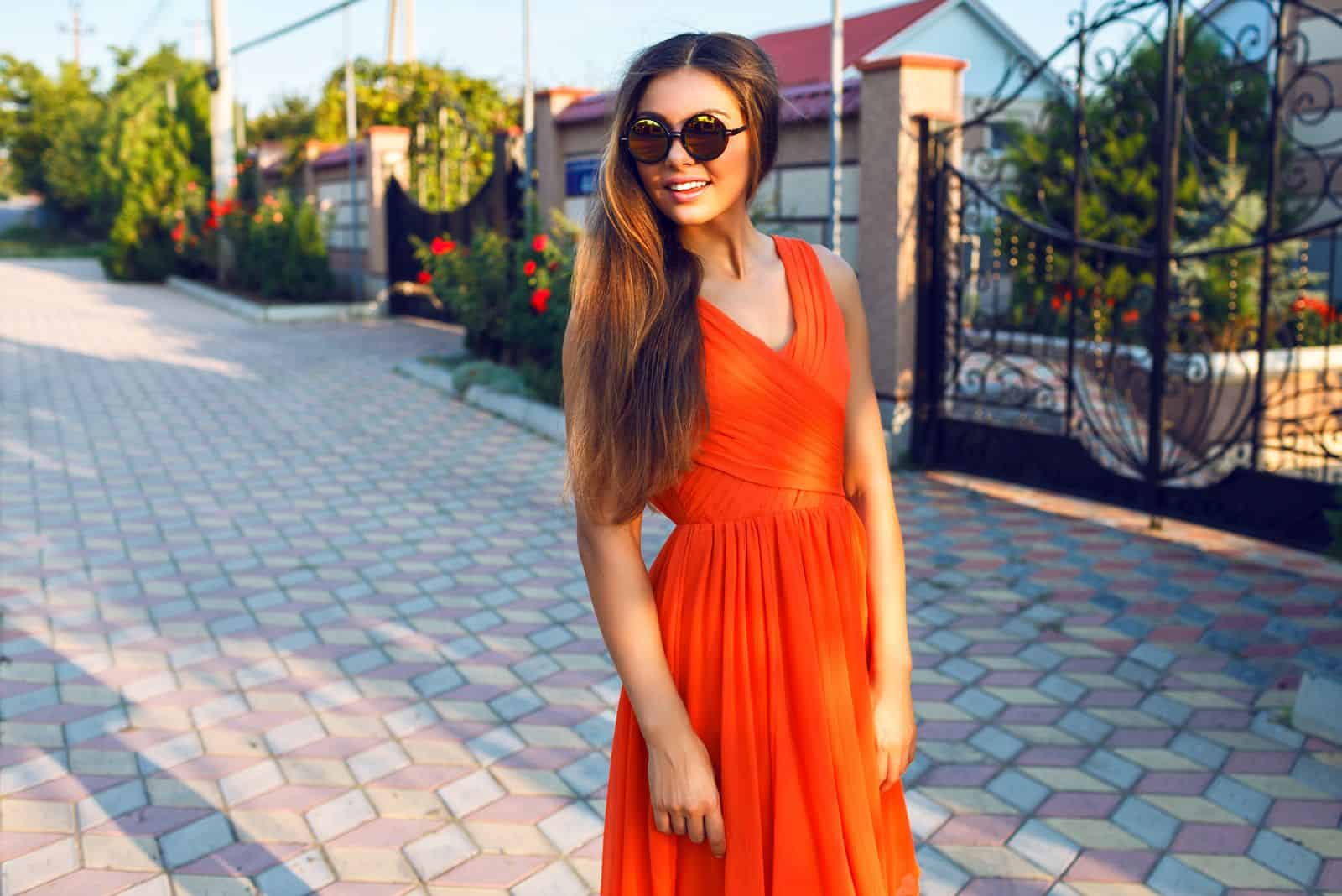 belle fille souriante en robe orange