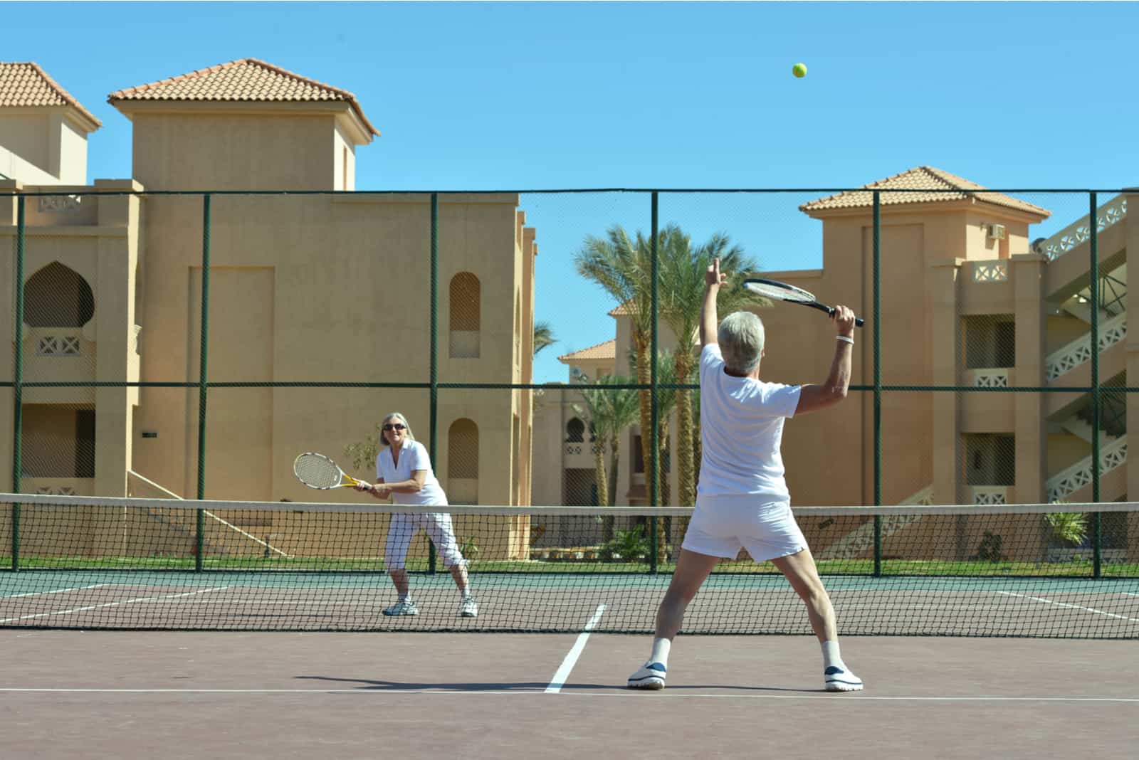 couple d'âge mûr jouant au tennis