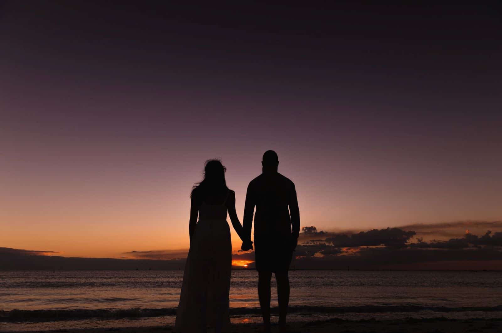 couple photographié par un coucher de soleil